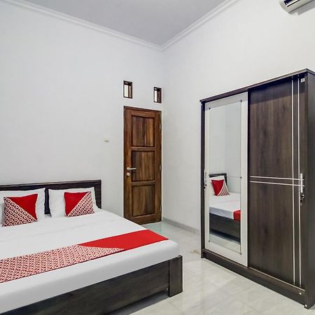 Oyo 91243 Bina Syariah Guest House Чиребон Экстерьер фото