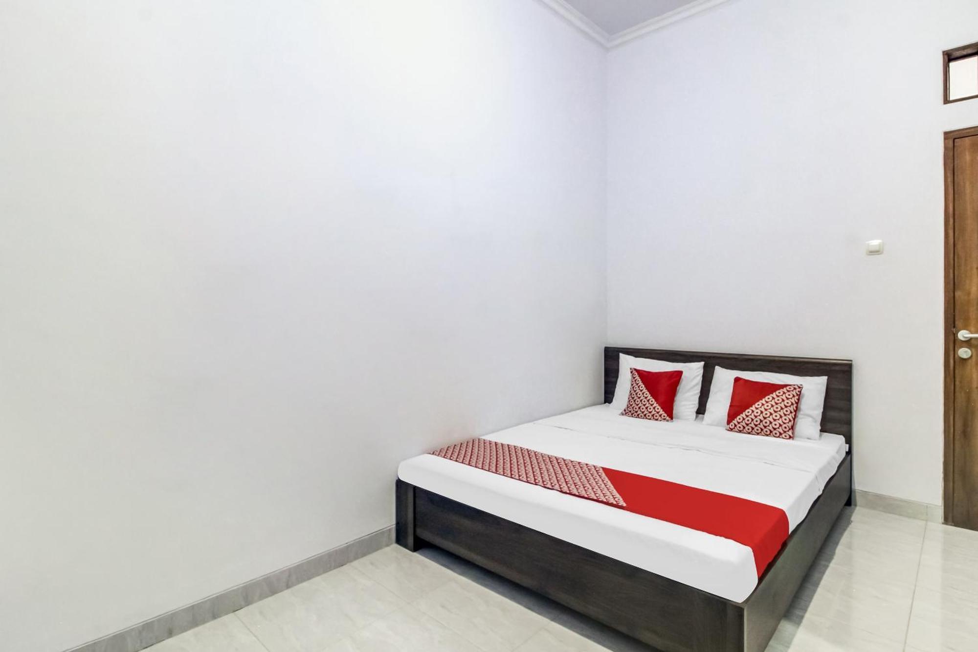 Oyo 91243 Bina Syariah Guest House Чиребон Экстерьер фото