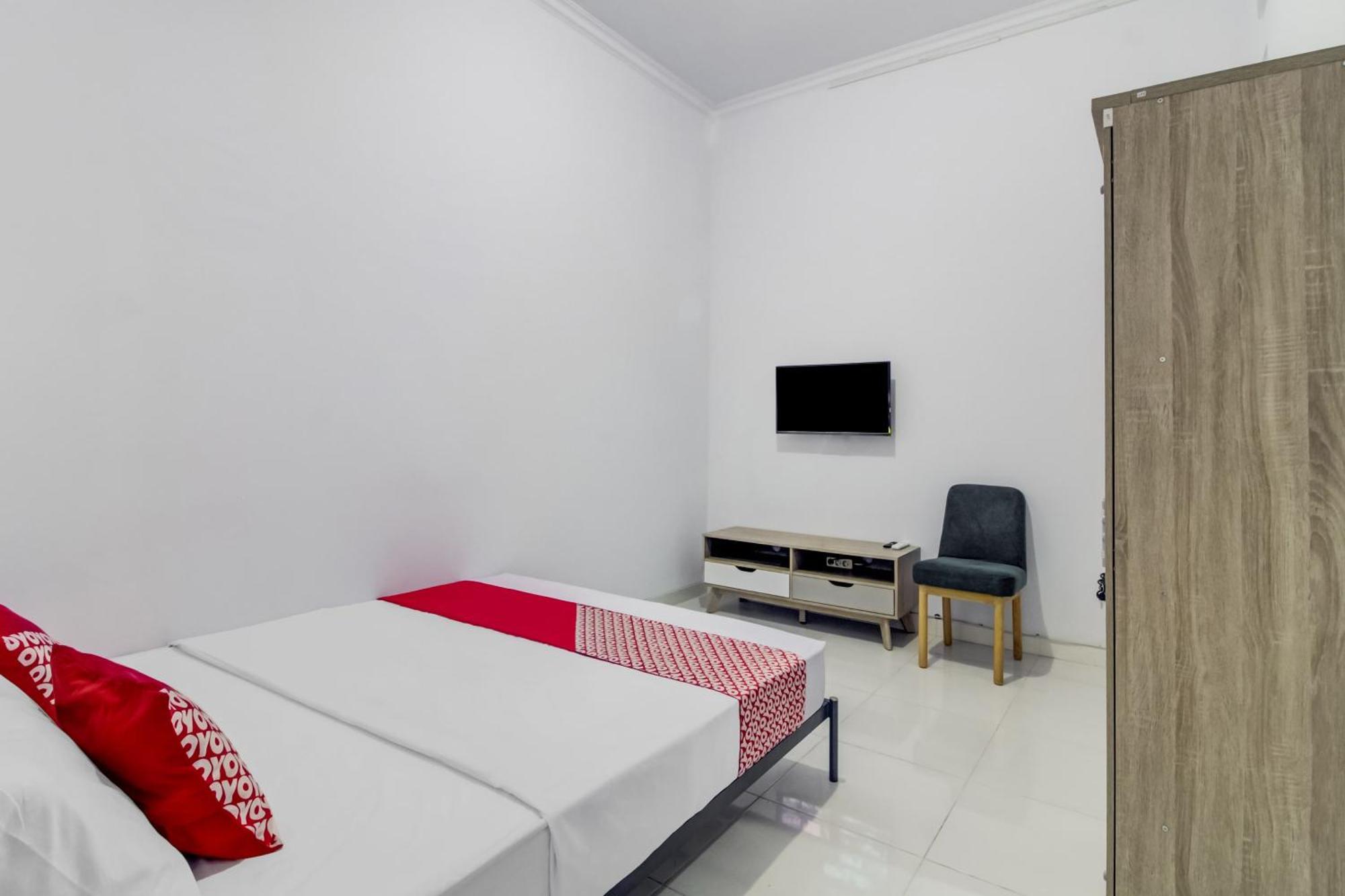 Oyo 91243 Bina Syariah Guest House Чиребон Экстерьер фото