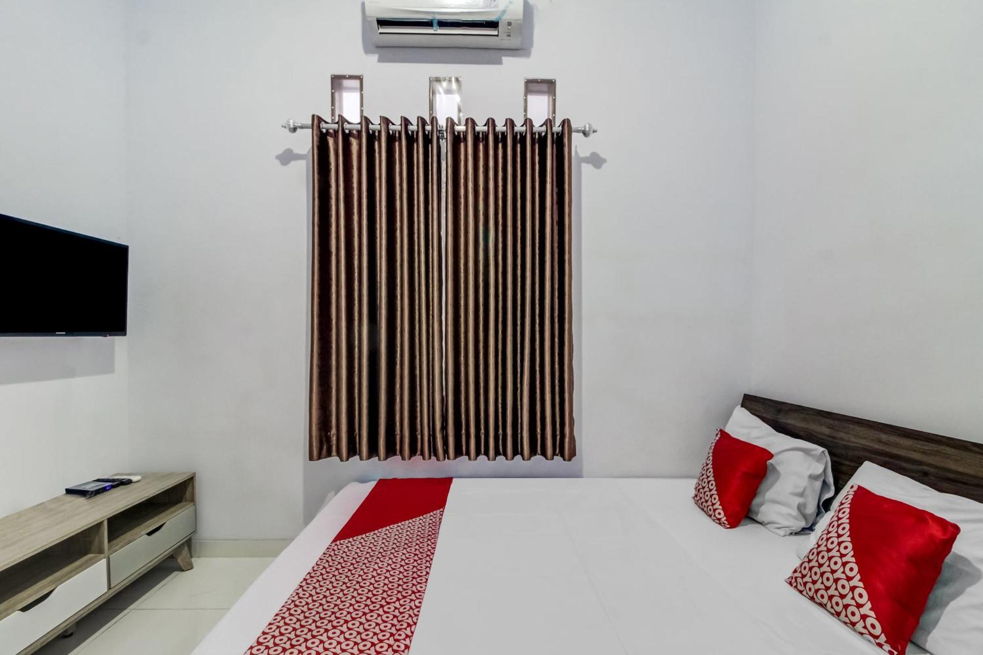 Oyo 91243 Bina Syariah Guest House Чиребон Экстерьер фото