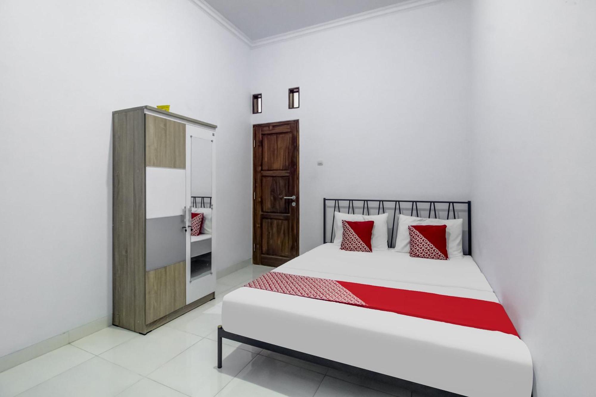 Oyo 91243 Bina Syariah Guest House Чиребон Экстерьер фото