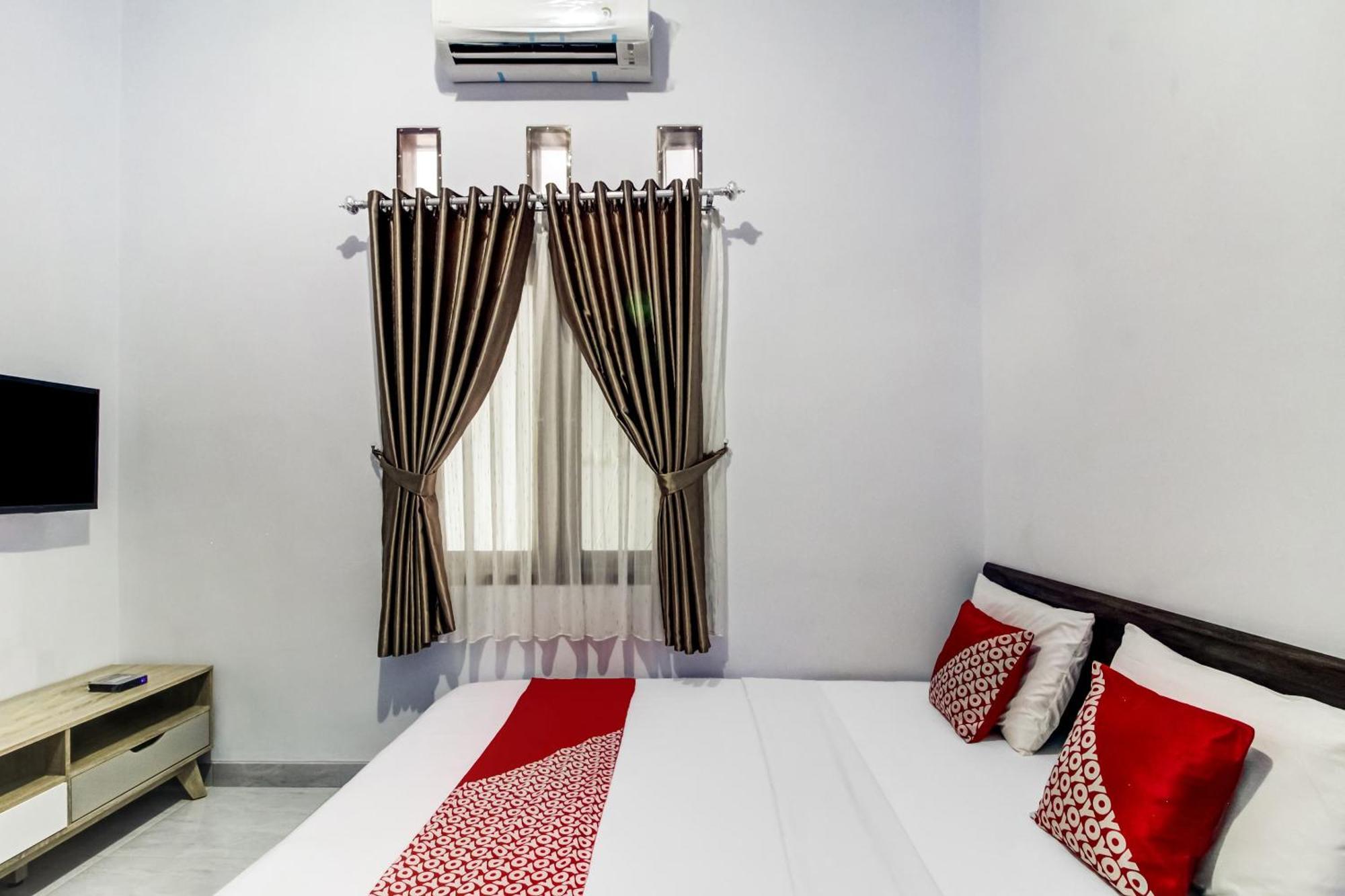Oyo 91243 Bina Syariah Guest House Чиребон Экстерьер фото