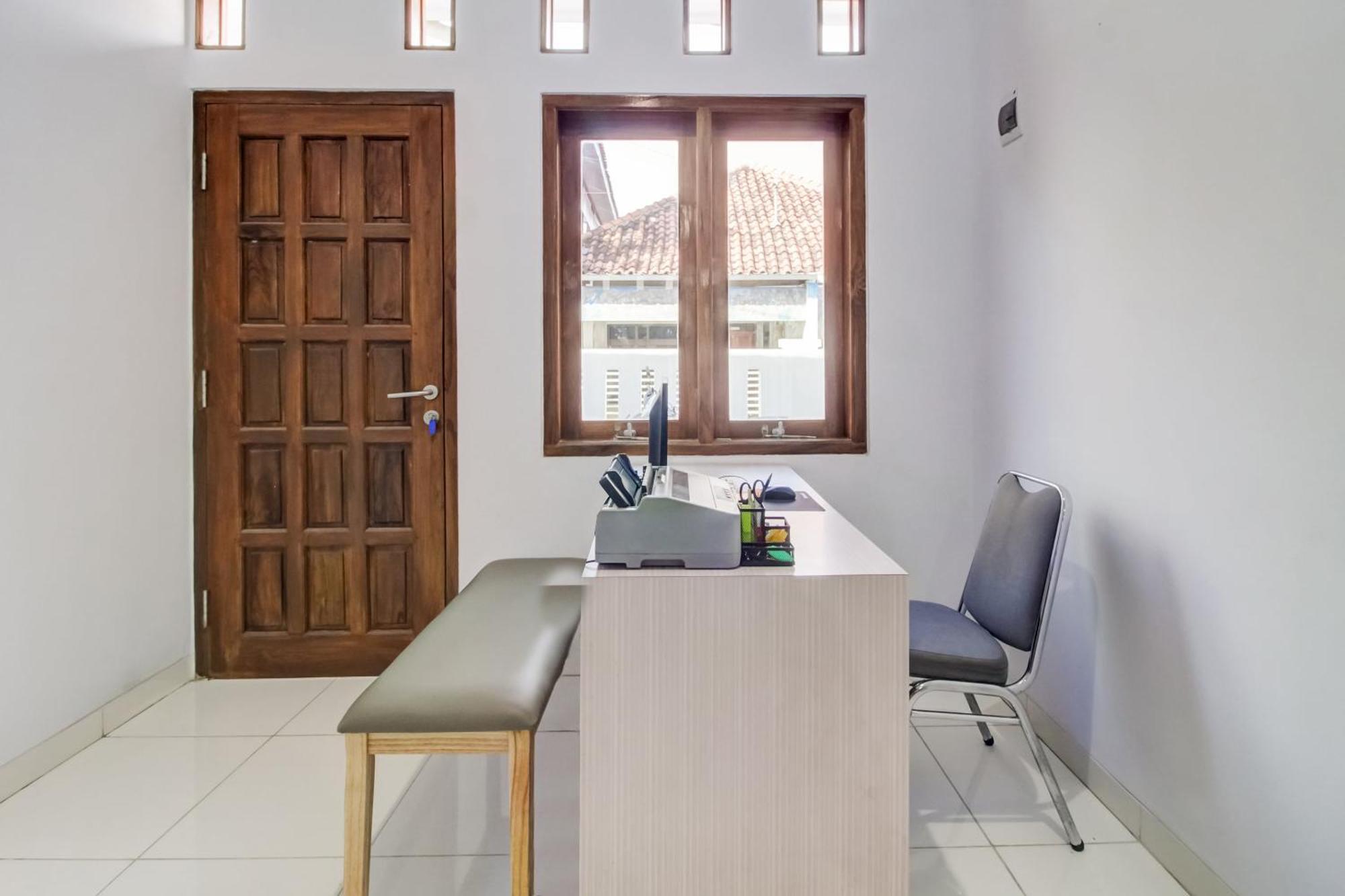 Oyo 91243 Bina Syariah Guest House Чиребон Экстерьер фото