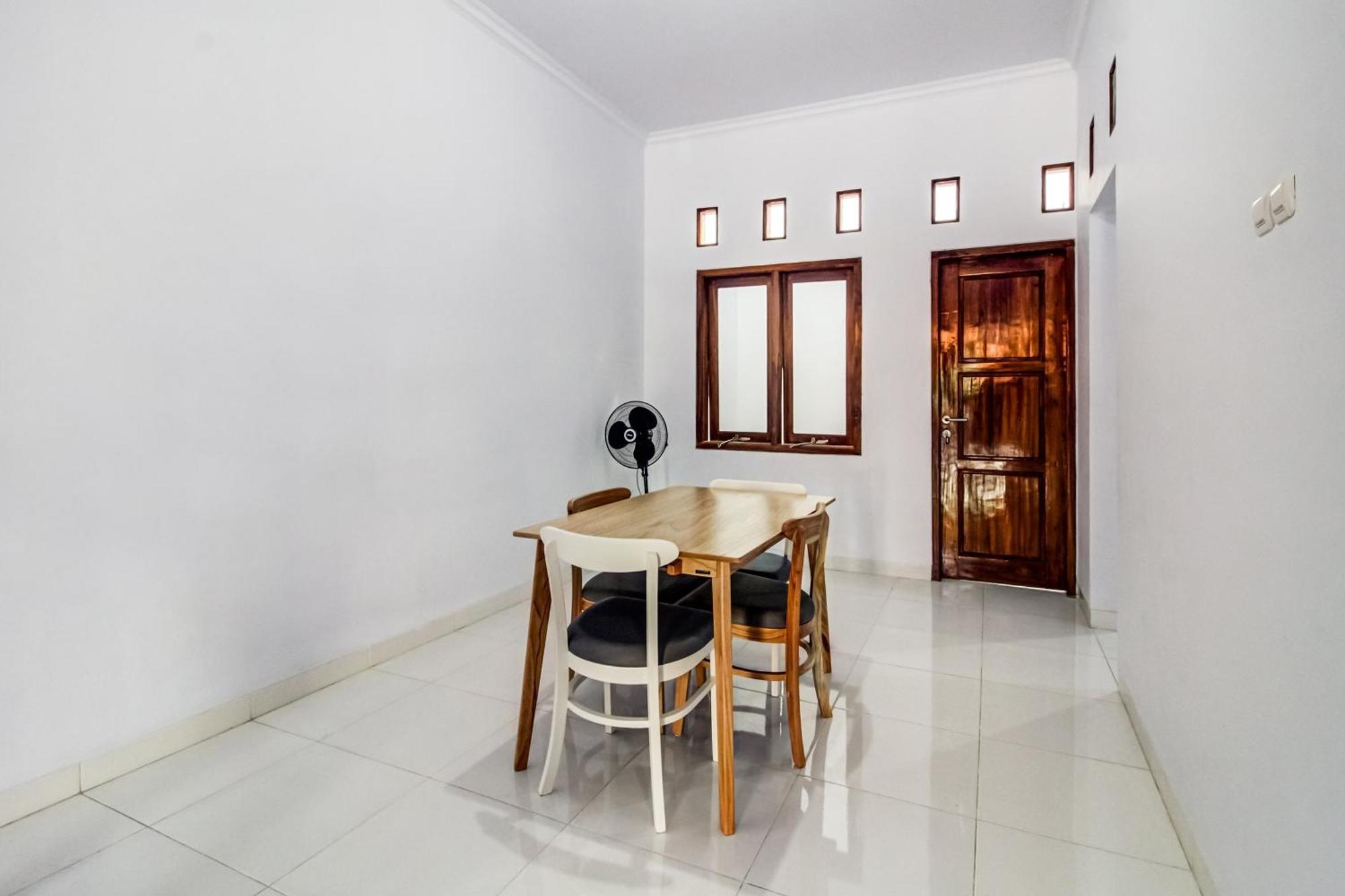 Oyo 91243 Bina Syariah Guest House Чиребон Экстерьер фото
