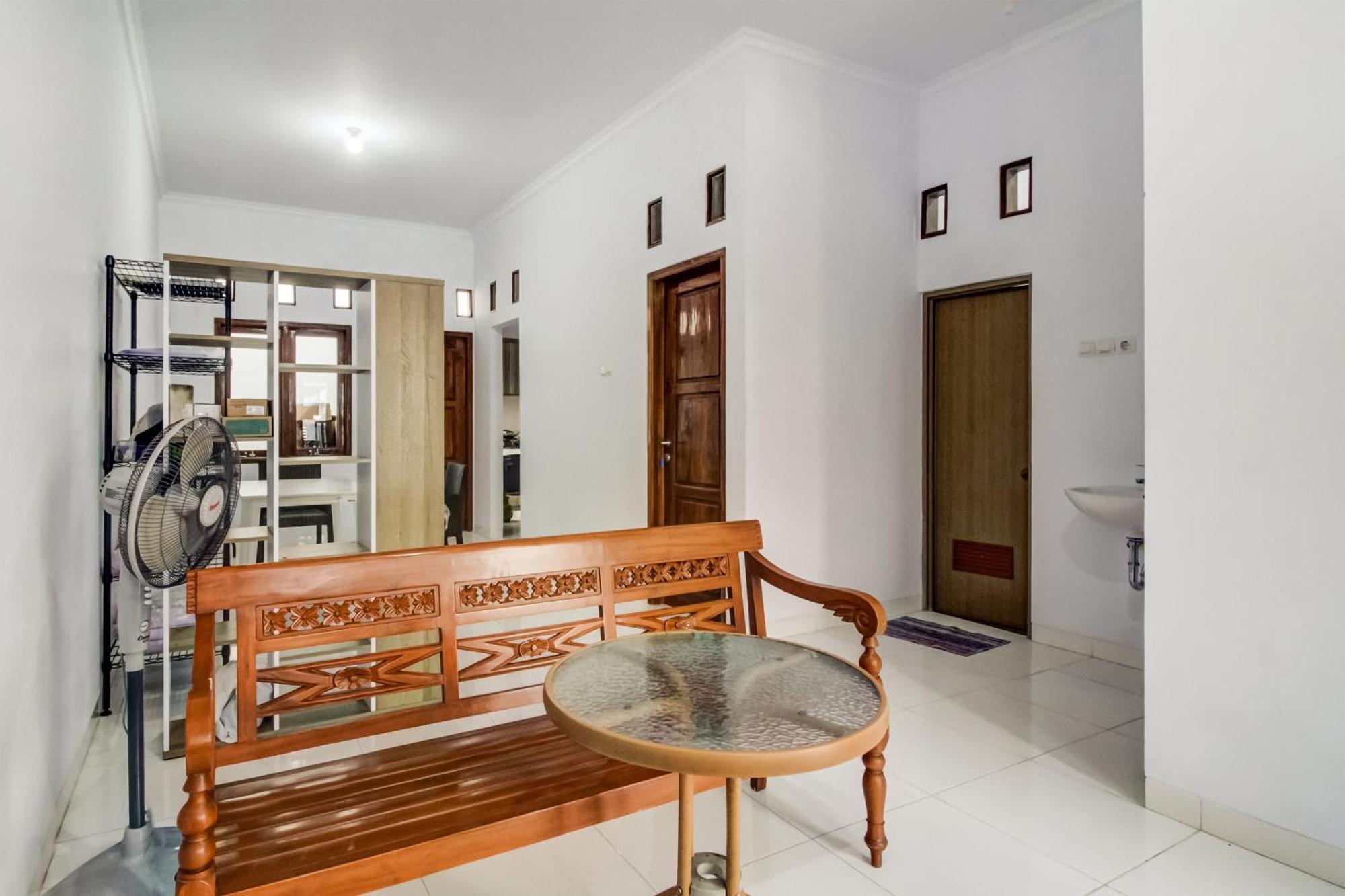 Oyo 91243 Bina Syariah Guest House Чиребон Экстерьер фото