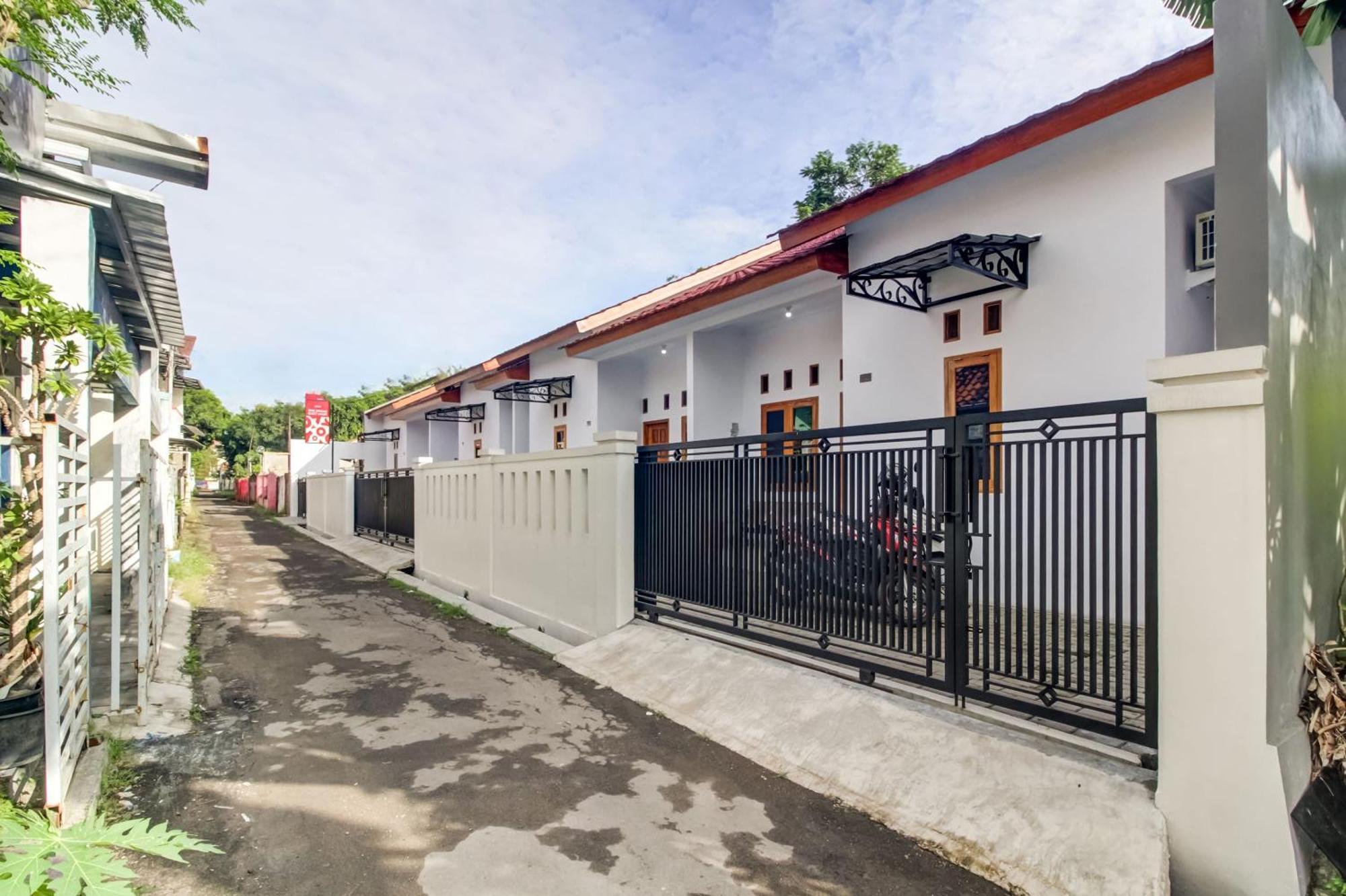 Oyo 91243 Bina Syariah Guest House Чиребон Экстерьер фото