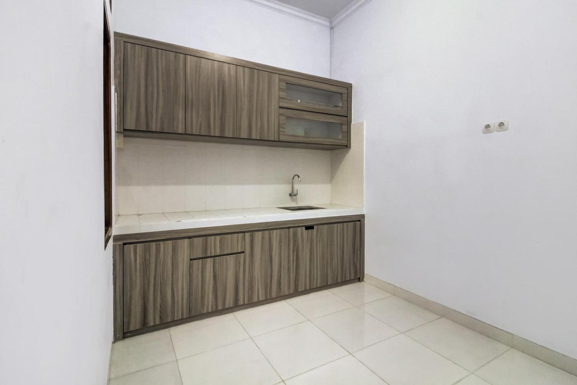 Oyo 91243 Bina Syariah Guest House Чиребон Экстерьер фото
