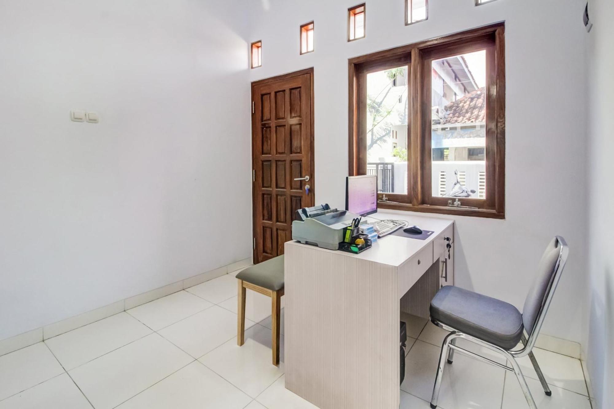 Oyo 91243 Bina Syariah Guest House Чиребон Экстерьер фото